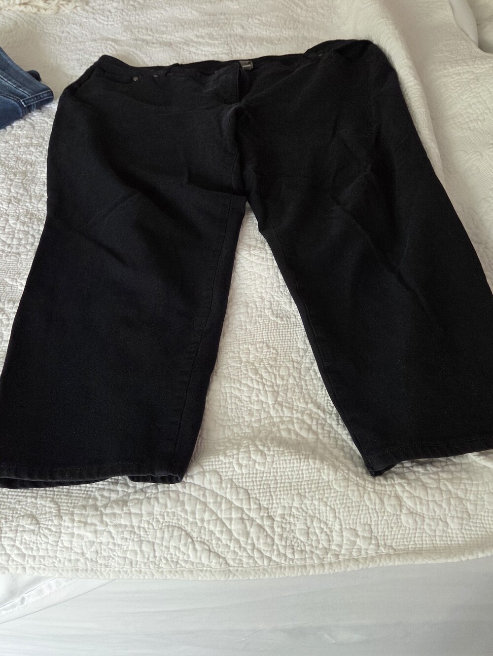 Black SHORT Cropped Jeans